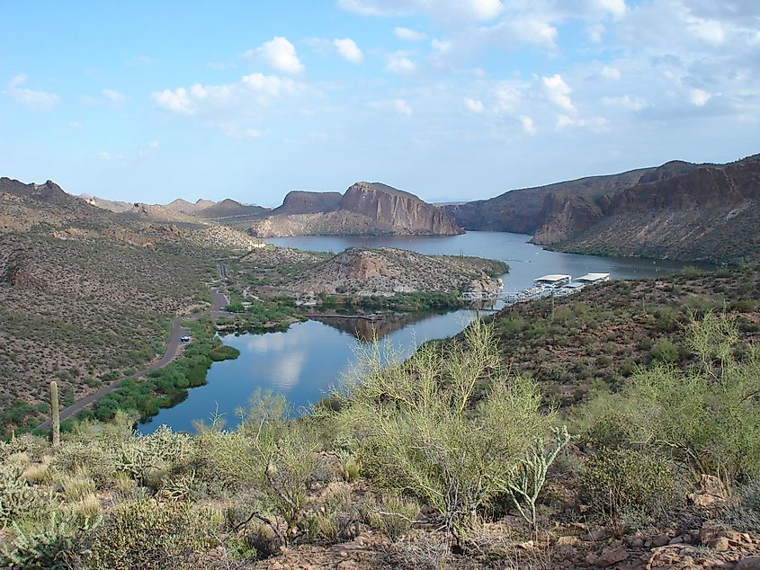 Canyon Lake as seen from the Boulder Canyon Trail in the Superstition Wilderness of Tonto National Forest (Arizona, United States), By w:User:Smiles1479 - uploaded from wikipedia: w:Image:CanyonLake.JPG, CC BY-SA 3.0, https://commons.wikimedia.org/w/index.php?curid=2804236