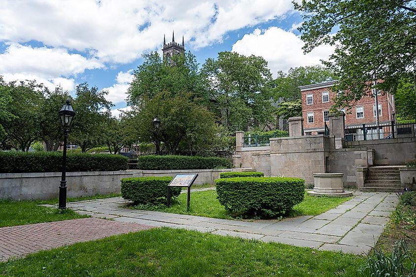 Roger Williams National Memorial. Hahn Memorial and Roger Williams house lot. Courtyard and octagonal limestone wellcurb with Roger Williams Spring.