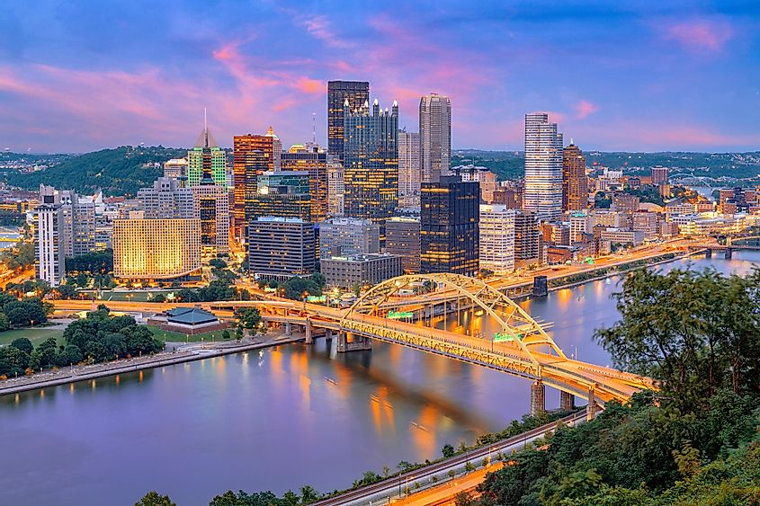 Pittsburgh, Pennsylvania, USA city skyline at dusk.