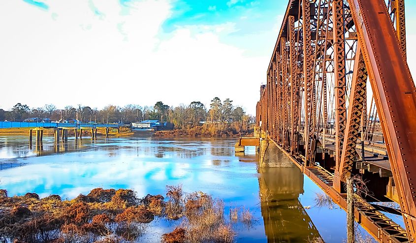 Ржавый мост через реку в центре города, Монро, Луизиана