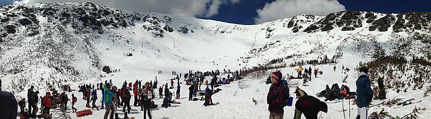 A perfect spring ski day at Tuckerman Ravine. jjvoll, CC BY-SA 3.0 <https://creativecommons.org/licenses/by-sa/3.0>, via Wikimedia Commons
