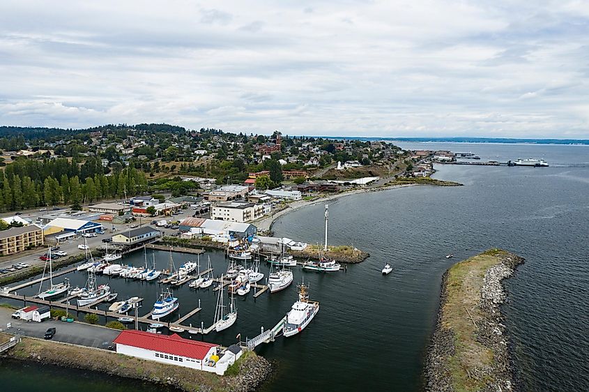 Антенна порта Порт-Таунсенд, пристань для яхт, через каскад креативов / Shutterstock.com