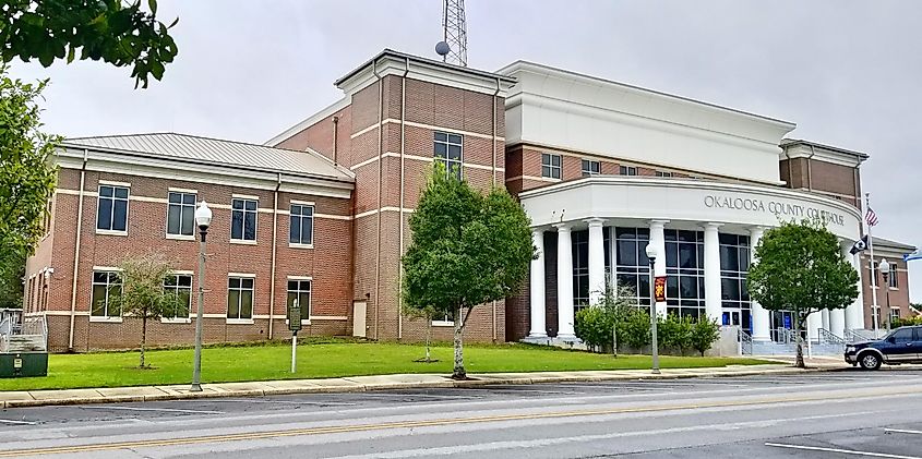 Courthouse in Crestview, Florida, By Hoteltwo - Own work, CC BY-SA 4.0, https://commons.wikimedia.org/w/index.php?curid=103696715