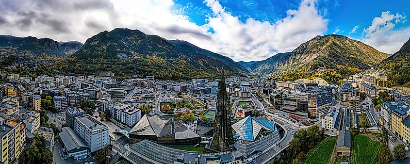 Vista aérea de Andorra la Vella, capital de Andorra, nas montanhas dos Pirenéus entre França e Espanha
