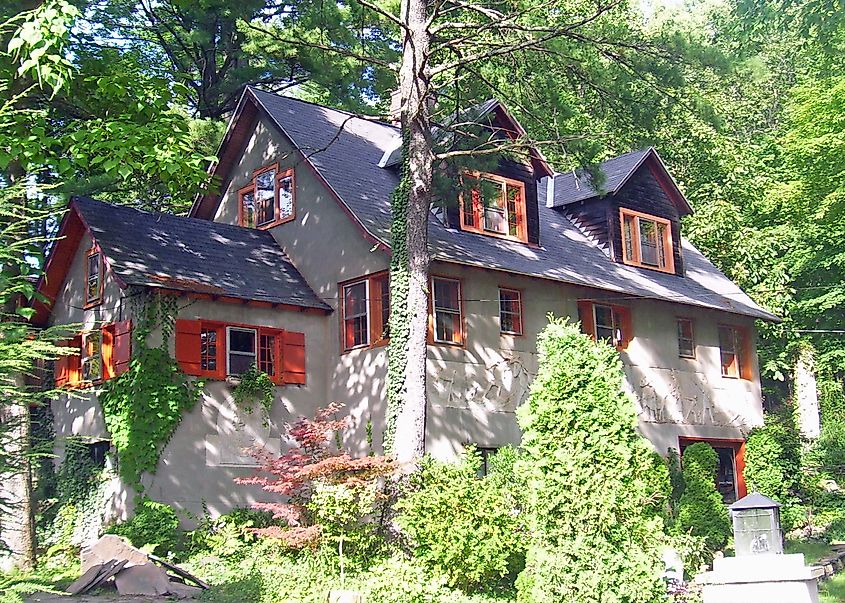 Emile Brunel Studio, Daniel Case - Own work via Wikimedia Commons.