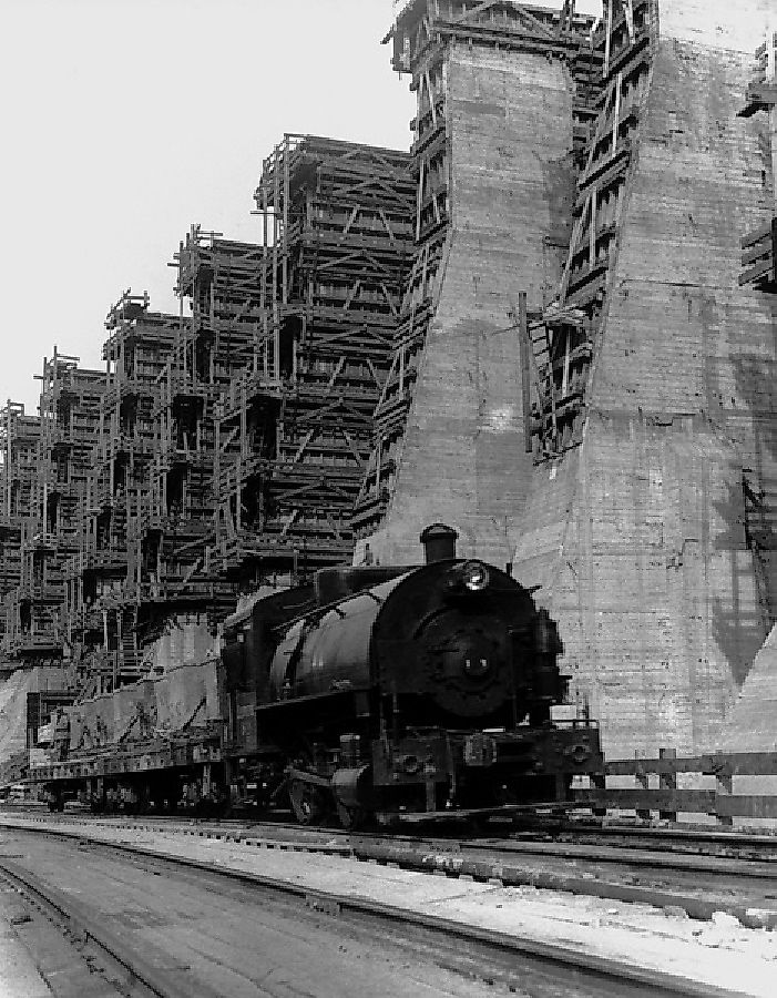 Construction of the Dnieper Hydroelectric Station with a steam locomotive in the foreground in 1931
