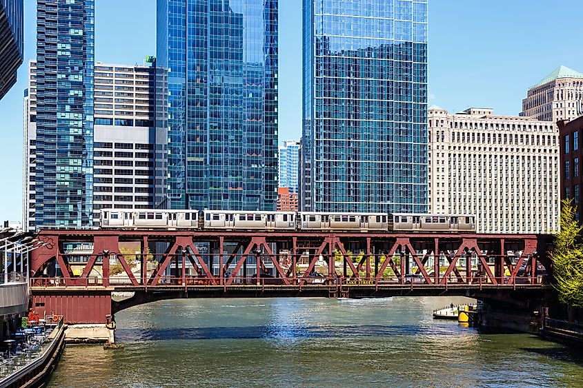 Chicago "L" Elevated Metro rapid rail transit train public transport on a bridge in Chicago, United States. Editorial credit: Markus Mainka / Shutterstock.com
