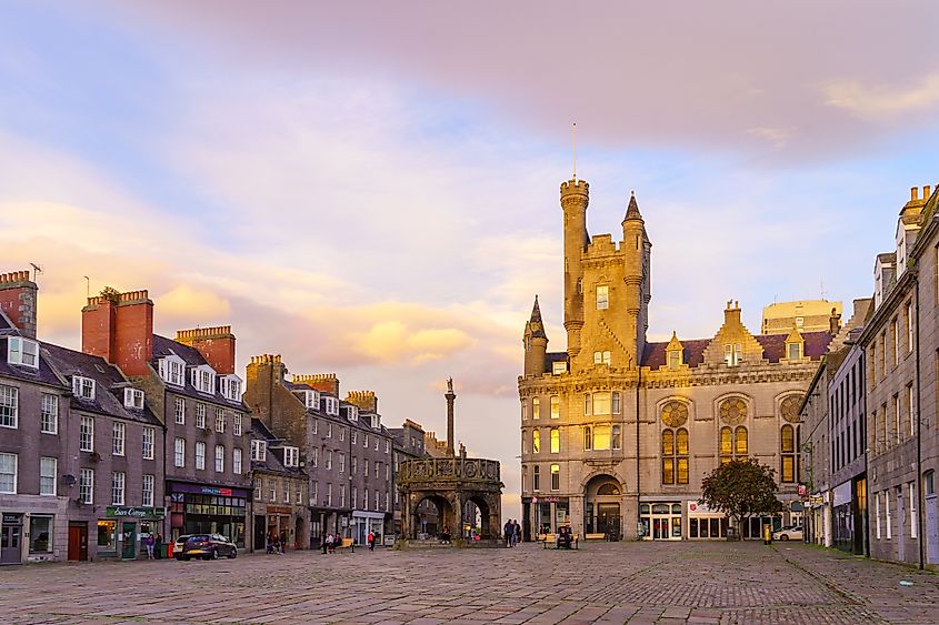 : Sunset view of Castle Street in central Aberdeen, with locals and visitors. Scotland, UK.