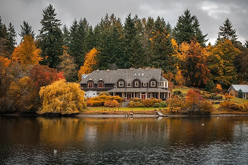 Lakefront House in Bainbridge Island, Washington