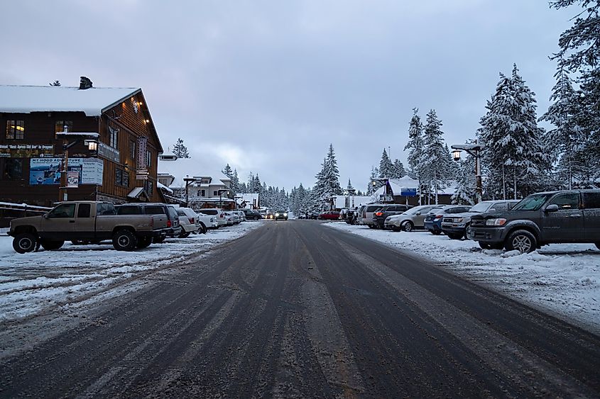 Government Camp, Oregon: A view down the center of the main road