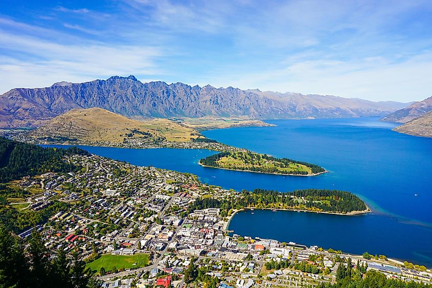 Голубое озеро и чистое небо с прекрасным видом на город с гондолы Skyline, Квинстаун, Новая Зеландия