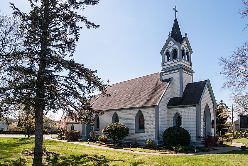 Church of the Holy Cross in Middletown, Rhode Island (Credit: Kenneth C. Zirkel, CC BY-SA 4.0 <https://creativecommons.org/licenses/by-sa/4.0>, via Wikimedia Commons)