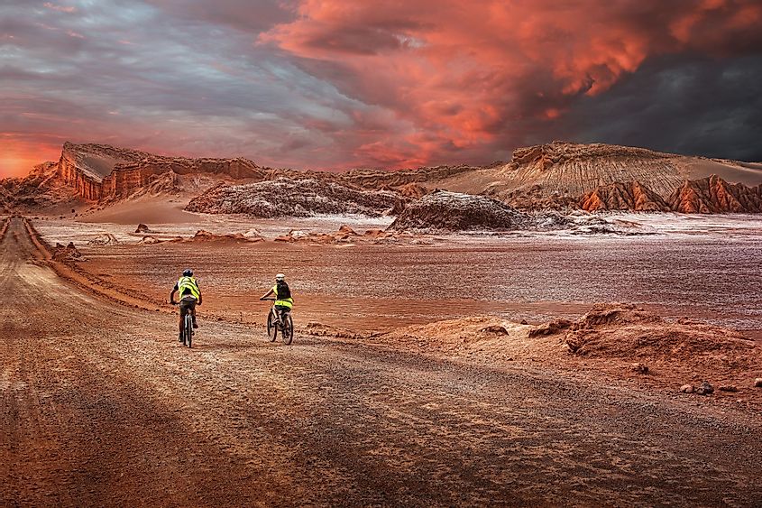 Ciclistas en el desierto de Atacama, Chile