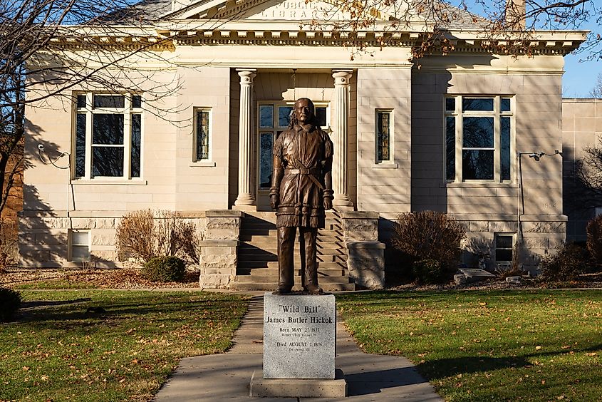 Wild Bill statue by artist William Piller at the Carnegie Library in downtown Mendota, Illinois. Editorial credit: Eddie J. Rodriquez / Shutterstock.com.