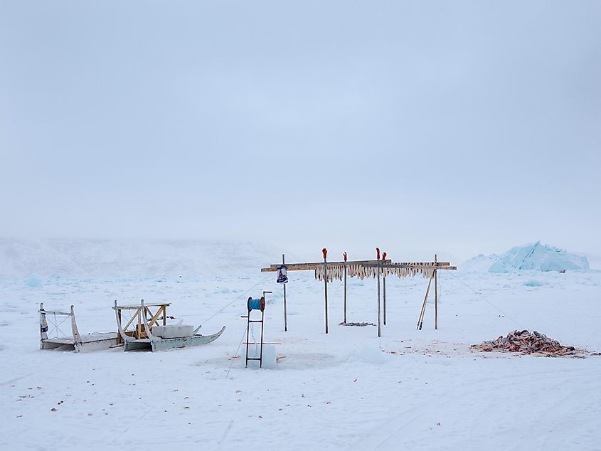Замерзшая зимой гавань Умманнак на северо-западе Гренландии