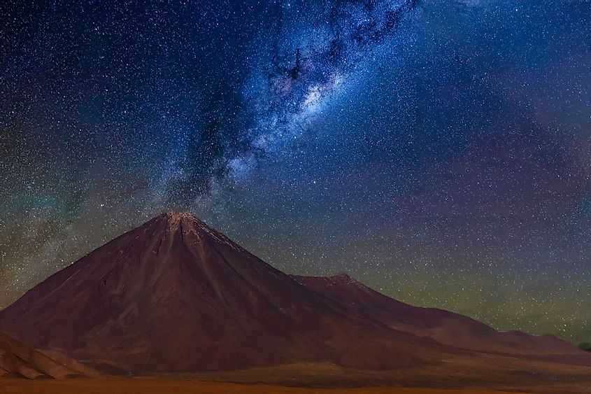 Vía Láctea en el volcán Licancabur en el desierto de Atacama