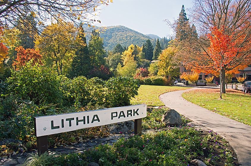 Sign and entrance to Lithia Park, Ashland, Oregon, USA. Credit: Lynn Watson/Shutterstock.com