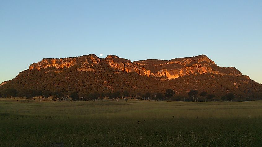 Moonrise over Capertee Valley. Credit: RainbowTiller, CC BY-SA 4.0 <https://creativecommons.org/licenses/by-sa/4.0>, via Wikimedia Commons