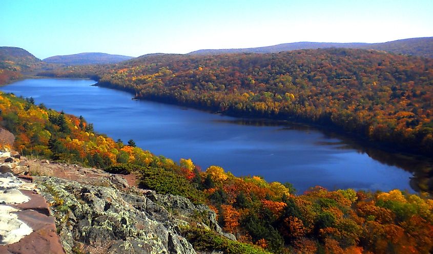 Lake of the Clouds in Porcupine Mountains Wilderness State Park. Photo via Wikimedia Commons