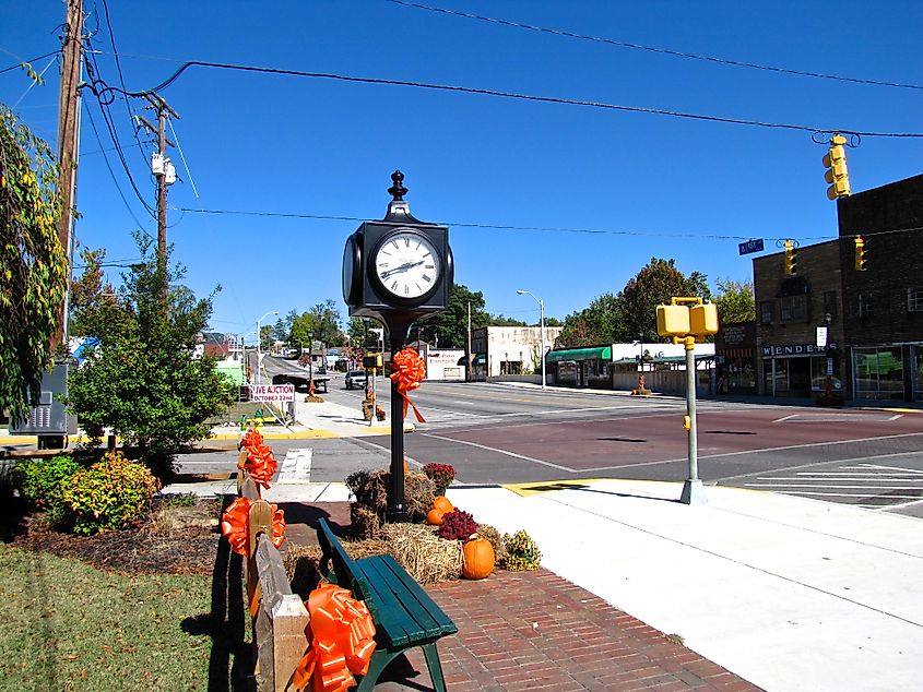 Street clock along Central Avenue in LaFollette, Tennessee
