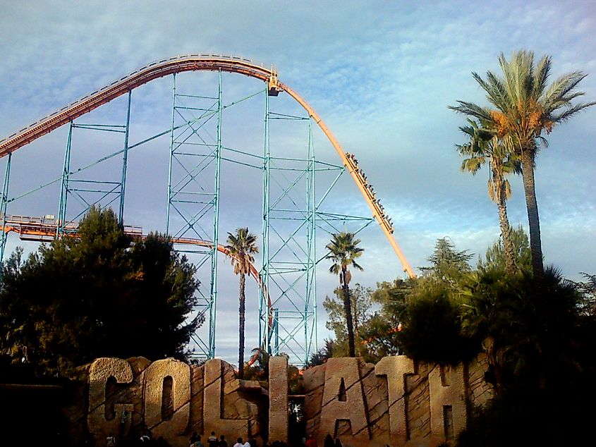 Goliath parking lot view at Six Flags Magic Mountain. By Jeff Turner from Santa Clarita, CA, United States - Fun At Six Flags Magic MountainUploaded by Themeparkgc, CC BY 2.0, https://creativecommons.org/licenses/by/2.0/