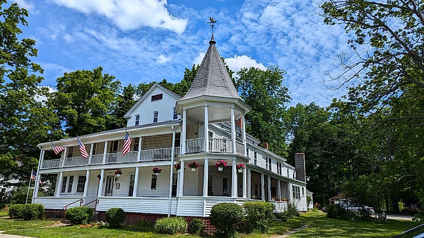 Historic House in Templeton, Mass. (Daderot, CC0, via Wikimedia Commons)