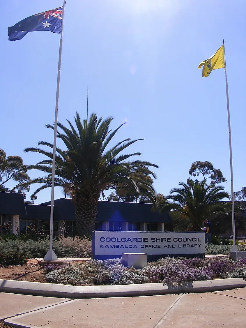 Photo of the front office of the Shire of Coolgardie, located in the town of Kambalda.