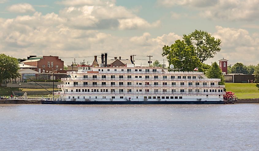 Sternwheeler Queen of the Mississippi docked on Ohio River. Image credit Jack R Perry Photography via Shuttertstock.