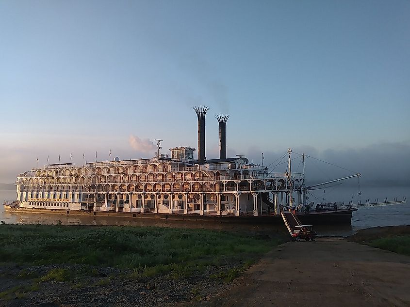 American Queen steamboat docked at a boat ramp in St. Francisville, Louisiana. Image credit NachoServant, CC BY-SA 4.0, via Wikimedia Commons 