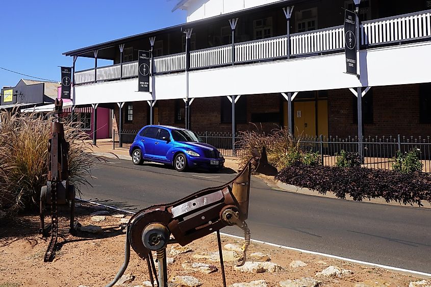 Cunnamulla, Queensland: Blue Car standing out between Cunnamulla Hotel and Scrap Metal Kangaroo Sculptures