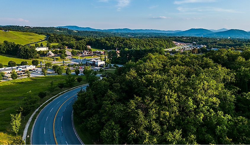 Aerial shot of a highway amid the green forests and valleys in Roanoke, Virginia
