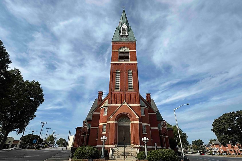 Mount Vernon United Methodist Church dominates Main Street. Image credit Bryan Dearsley.