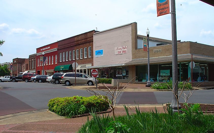 Downtown Scottsboro, Alabama. Image credit Springfieldohio at English Wikipedia, Public domain, via Wikimedia Commons
