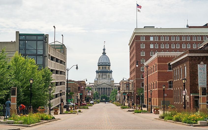 Street view of the Illinois State Capitol Building