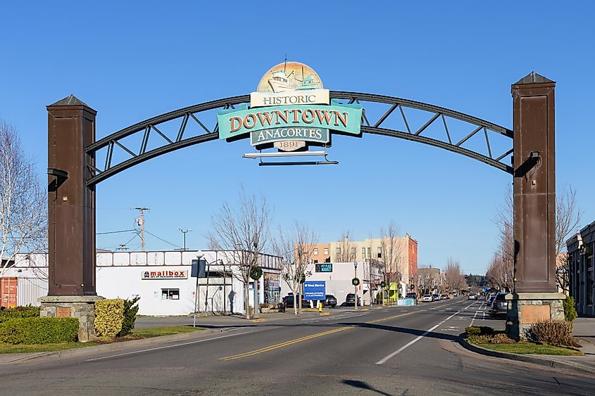 Arched sign over road welcoming to historic downtown Anacortes, via Ian Dewar Photography / Shutterstock.com