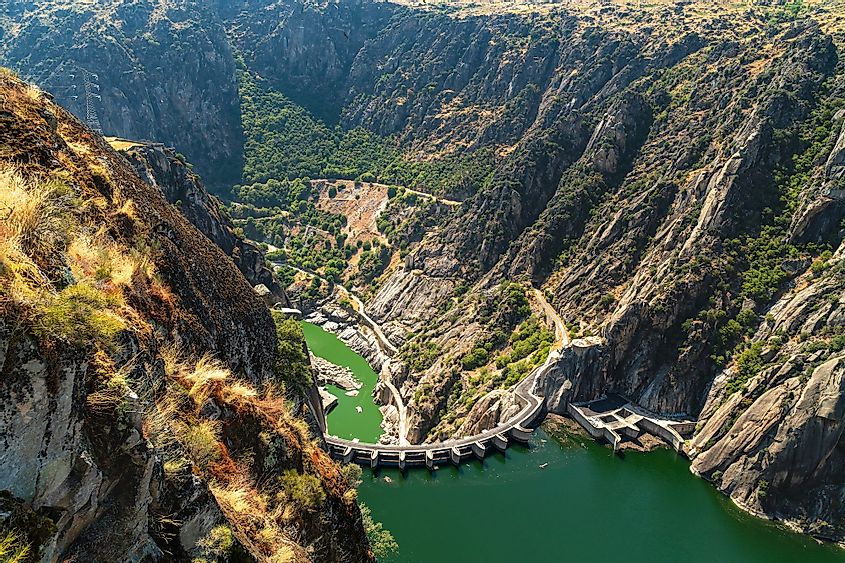 Плотина гидроэлектростанции на реке Дору.