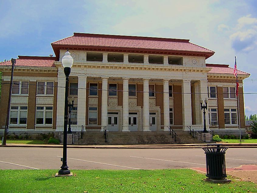 The Pontotoc County courthouse in Pontotoc, Mississippi. By Michaelswikiusername at English Wikipedia, CC BY 3.0, https://commons.wikimedia.org/w/index.php?curid=9139942
