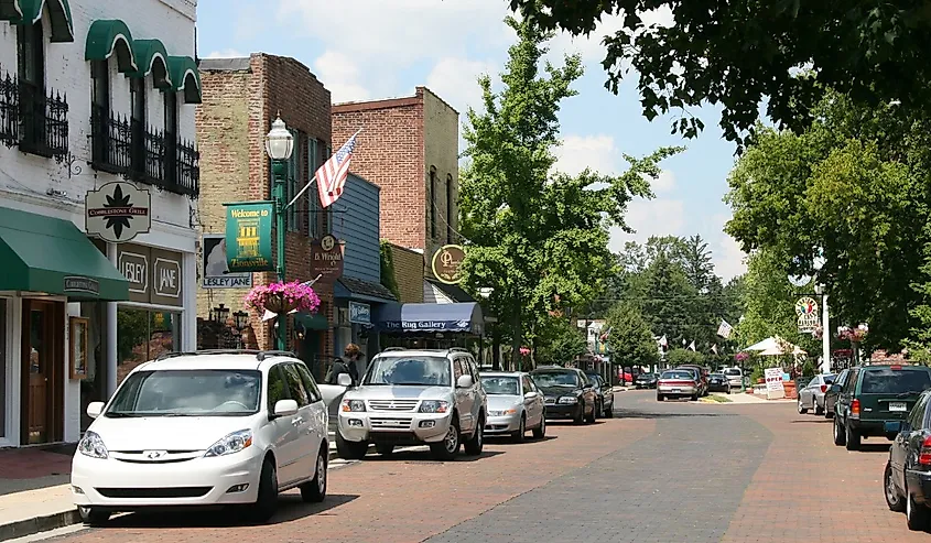 Street view of Zionsville, Indiana. Shops and cars line the street.