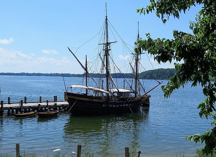 Колониальный корабль в музее Сент-Джонс-Сайтз в историческом городе Сент-Мэри