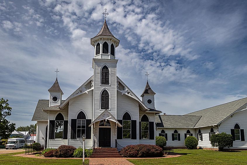 Photo of the Urbanna Baptist Church on a sunny afternoon