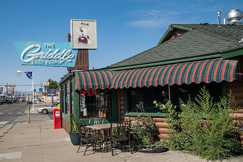 Winnemucca, Nevada: Retro neon sign for The Griddle restaurant in the downtown area.