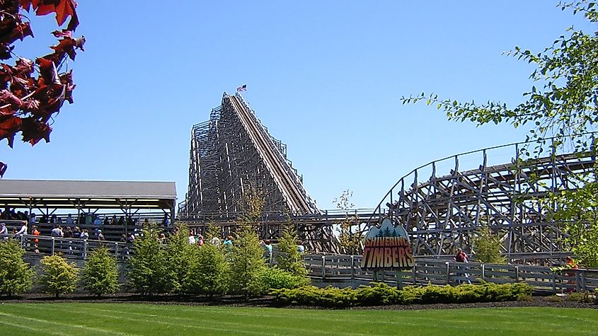 Shivering Timbers at Michigan's Adventure in Muskegon, Michigan.Larry Pieniazek, CC BY-SA 3.0, via Wikimedia Commons