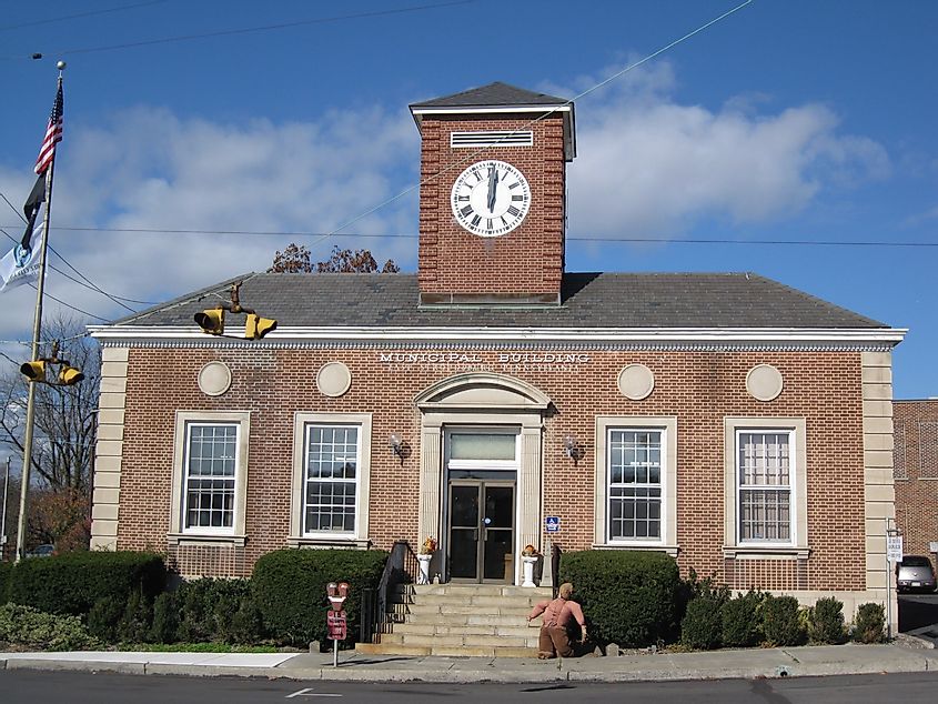 East Stroudsburg's borough hall, By Doug Kerr - originally posted to Flickr as East Stroudsburg, Pennsylvania, CC BY-SA 2.0, https://commons.wikimedia.org/w/index.php?curid=8407004