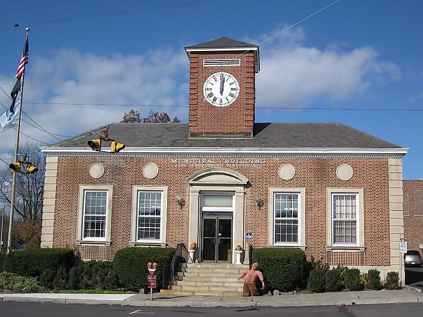 East Stroudsburg's borough hall, By Doug Kerr - originally posted to Flickr as East Stroudsburg, Pennsylvania, CC BY-SA 2.0, https://commons.wikimedia.org/w/index.php?curid=8407004