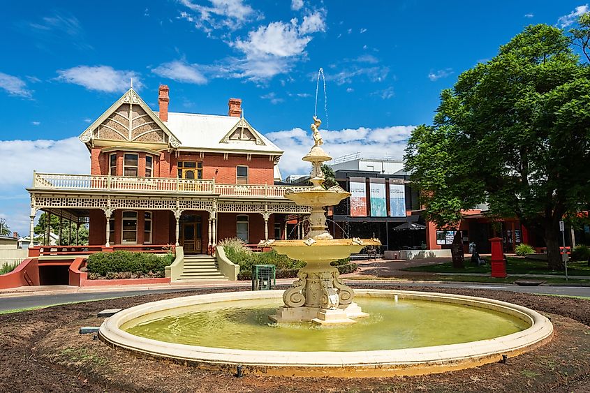 Exterior view of Rio Vista historic building in Mildura, with fountain.