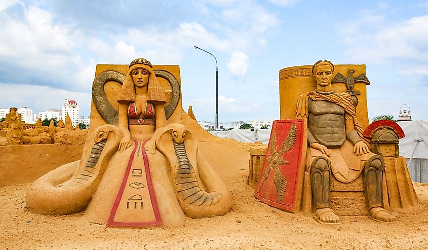 Sand sculptures of "Caesar and Cleopatra" in Moscow. 