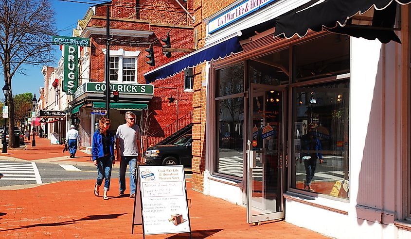 A couple walks through charming Fredericksburg, Virginia, past a Civil War Museum