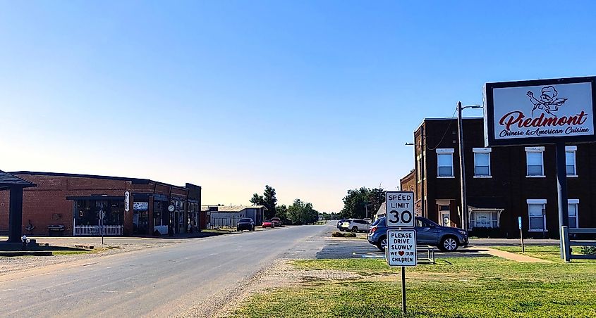 Downtown Piedmont, Oklahoma. Image credit: Jmbranum via Wikimedia Commons.