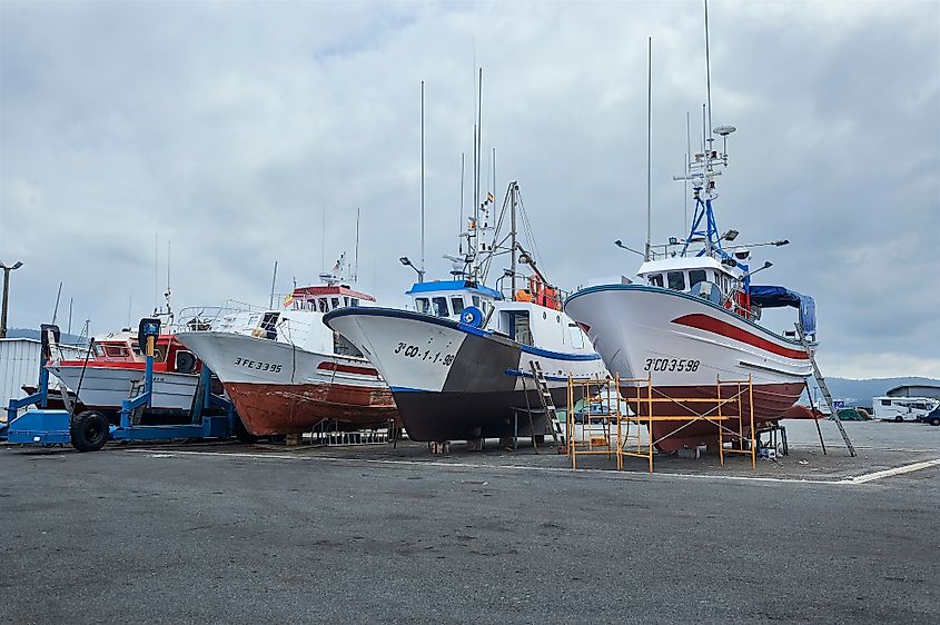 Barcos pesqueros amarrados en el puerto de Muxía, España.