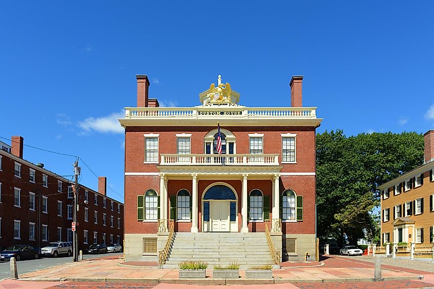  The Custom House, located at the Salem Maritime National Historic Site in Salem, Massachusetts, USA, is a federal-style building built in 1819. It holds the distinction of being the first National Historic Site in the United States.